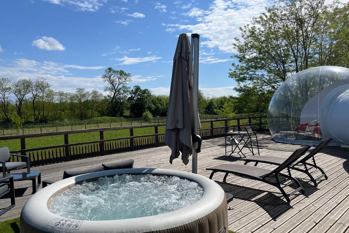 spa-hebergement-insolite-bulle-rhone-alpes Spa privatif et détente après un road trip moto – Domaine Roma