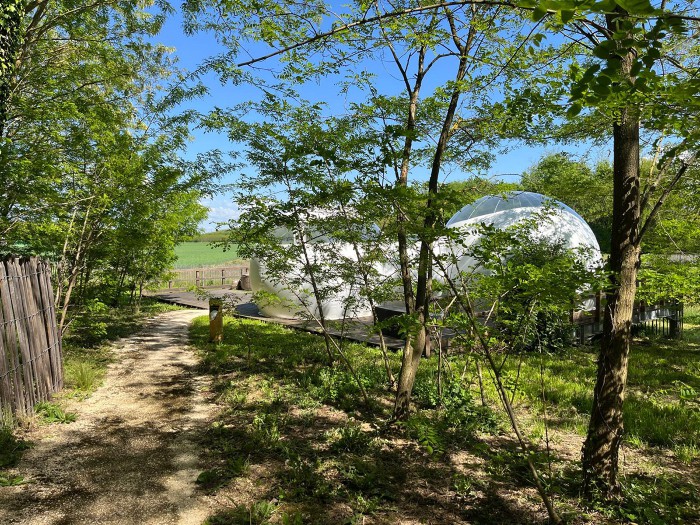chemin d'accès bulle romantique domaine roma en Isère