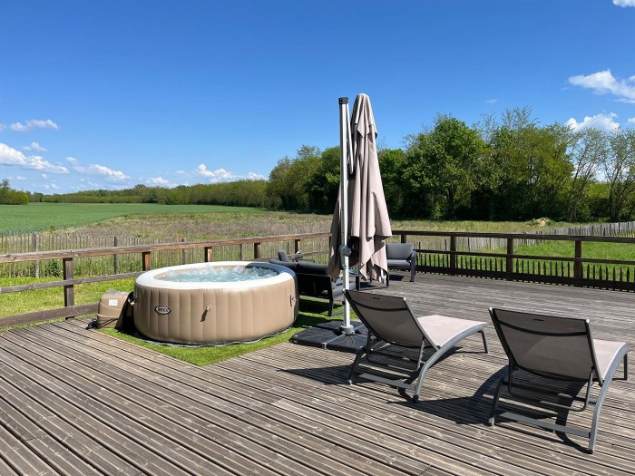 terrasse privative en bois hébergement insolite en bulle